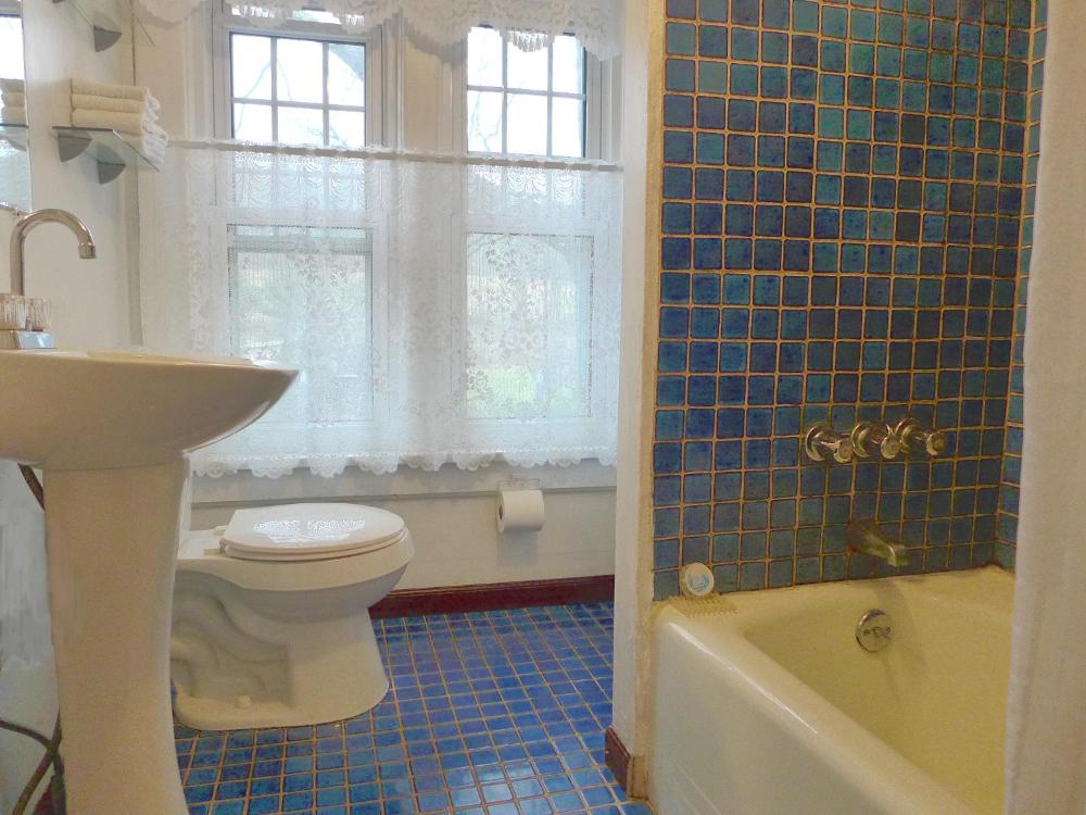 Double Room with Shared Bathroom interior